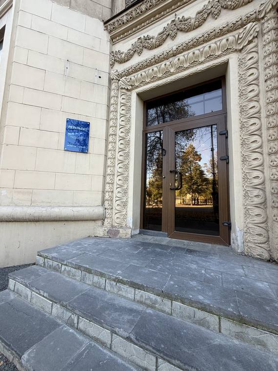 Вход в школу Result — резной портал исторического особняка на улице Металлургов